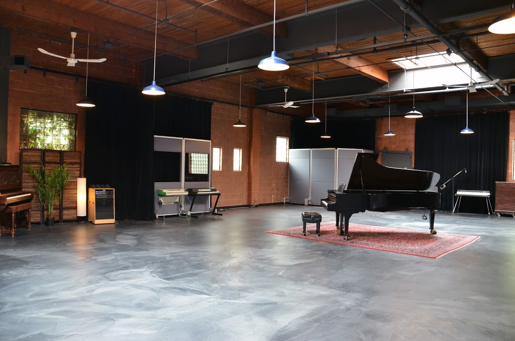 Studios Piccolo | 1977 Rue Lepailleur, Montréal, QC H1L 6E4, Canada | Phone: (514) 351-0009