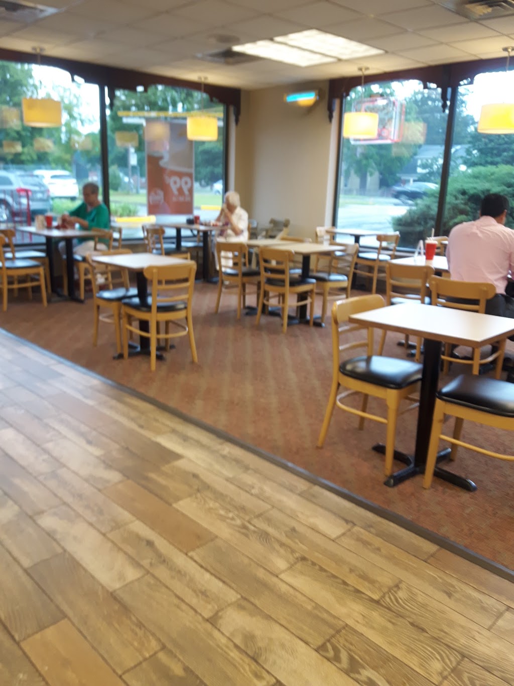 Wendys | 145 Plains Rd E, Burlington, ON L7T 2C4, Canada | Phone: (905) 634-4882