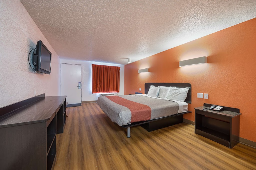 Motel 6 Hamburg NY | 5245 Camp Rd, Hamburg, NY 14075, USA | Phone: (716) 648-2000