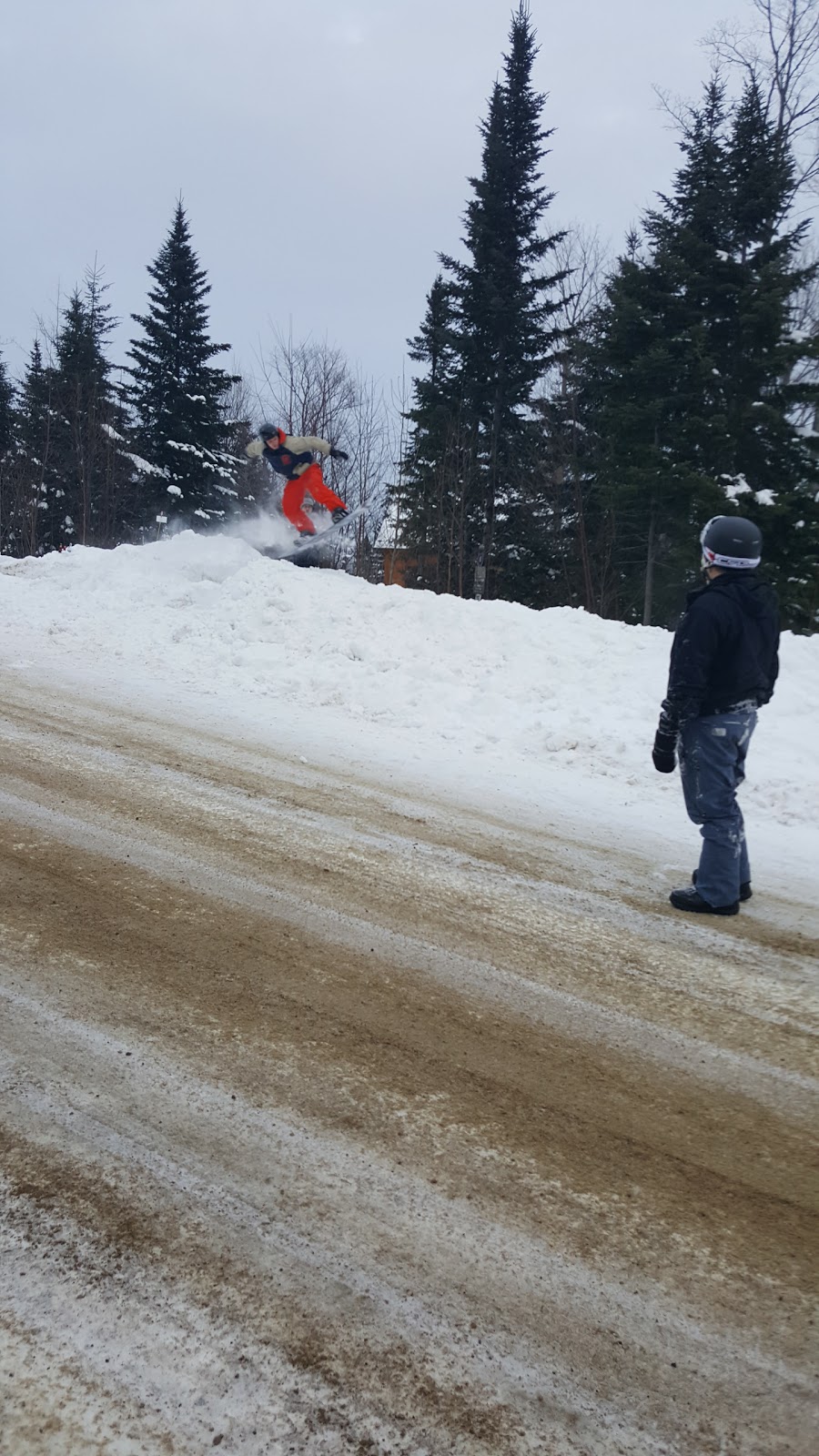 Chalet Repère du Massif | 13 Promenade du St-Laurent,, Petite-Rivière-Saint-François, QC G0A 2L0, Canada | Phone: (514) 891-6154