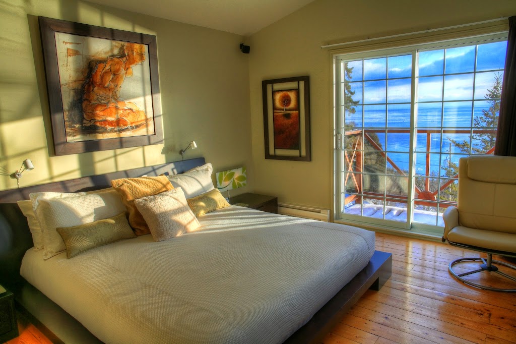 Auberge des Eaux Vives | 39 Rue de la Greve, La Malbaie, QC G5A 2R3, Canada | Phone: (418) 665-4808