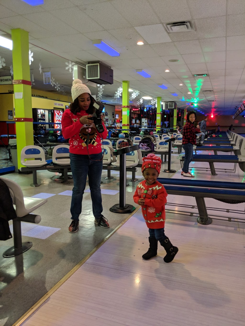 Chateau Lanes | 1145 Nairn Ave, Winnipeg, MB R2L 0Y6, Canada | Phone: (204) 667-1550