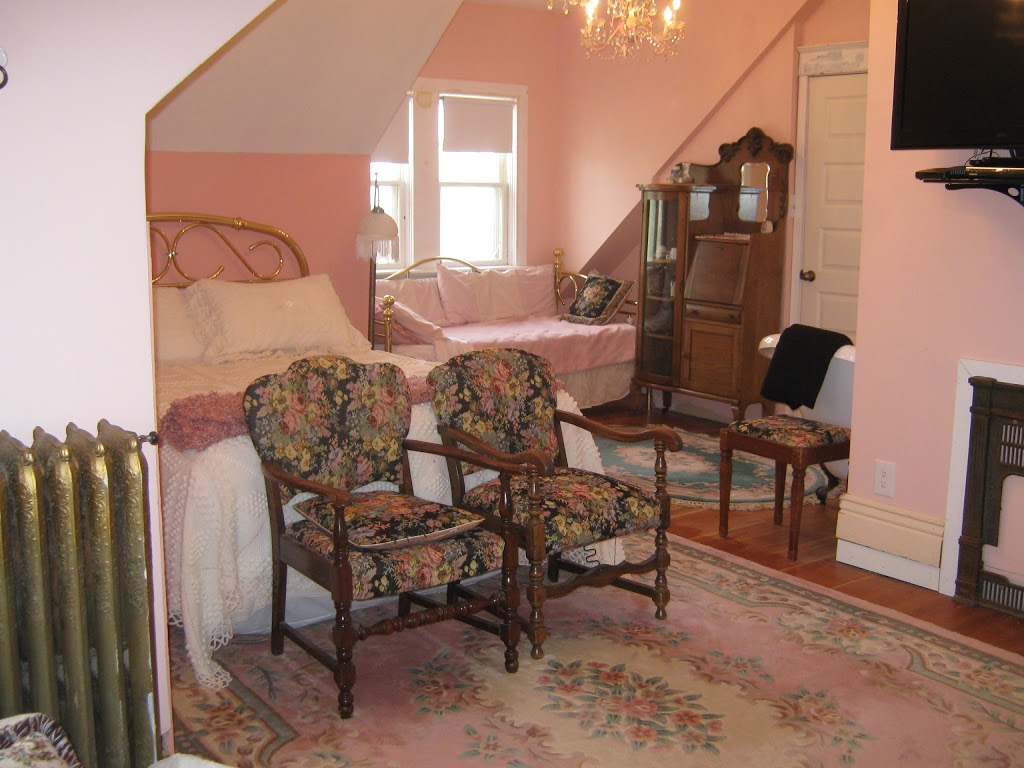 Wakamow Heights Bed & Breakfast | 690 Aldersgate St, Moose Jaw, SK S6H 6A4, Canada | Phone: (306) 693-9963