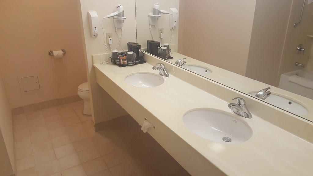 Hotel Carlingview Toronto Airport | 221 Carlingview Dr, Etobicoke, ON M9W 5E8, Canada | Phone: (416) 675-3303
