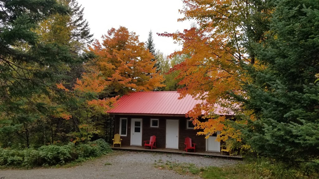Auberge Aux Toits Rouges | 72 Route Chesham, Notre-Dame-des-Bois, QC J0B 2E0, Canada | Phone: (819) 888-2999