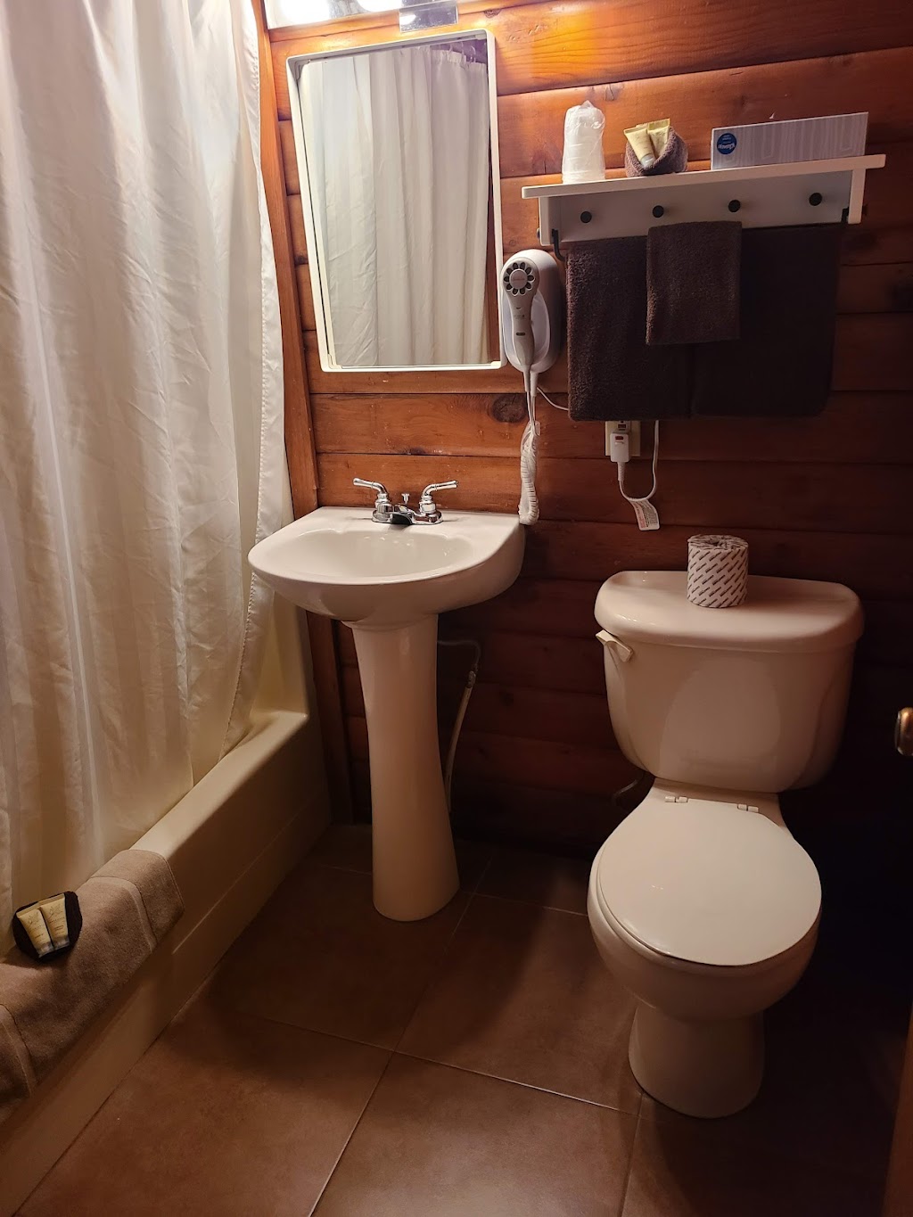 Rundle Mountain Lodge | 1723 Bow Valley Trail, Canmore, AB T1W 2W1, Canada | Phone: (403) 678-5322