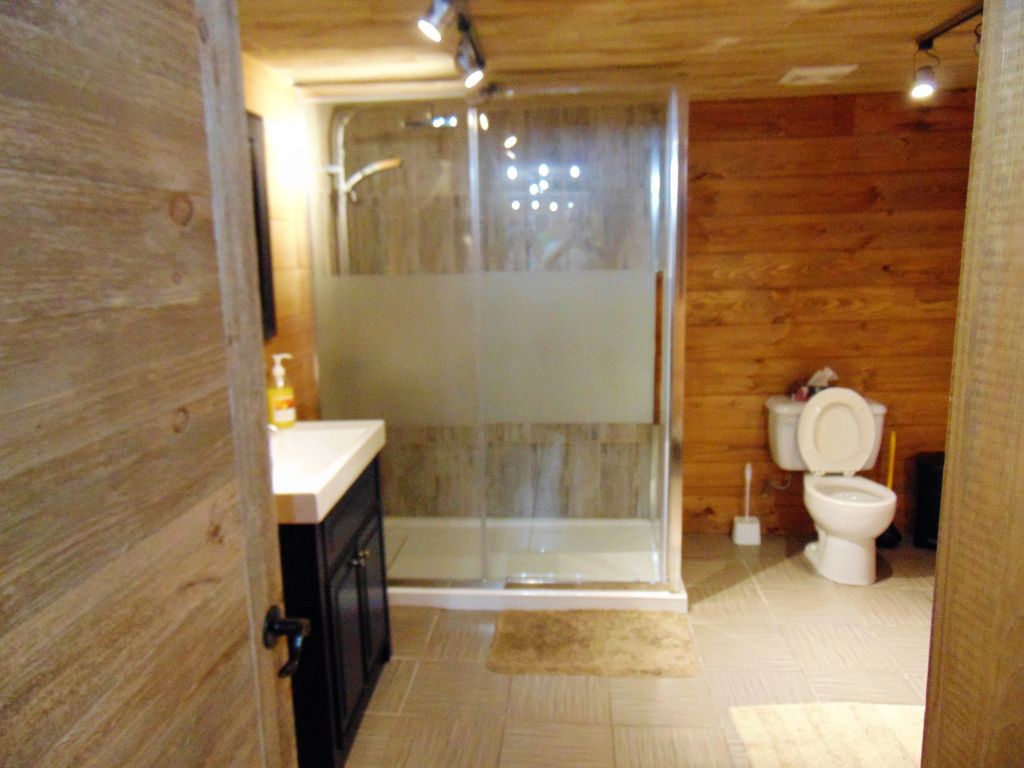 Chalet Le Monarque | 552 Rue de Monseigneur Provencher, Nicolet, QC J3T 1H3, Canada | Phone: (819) 293-5047
