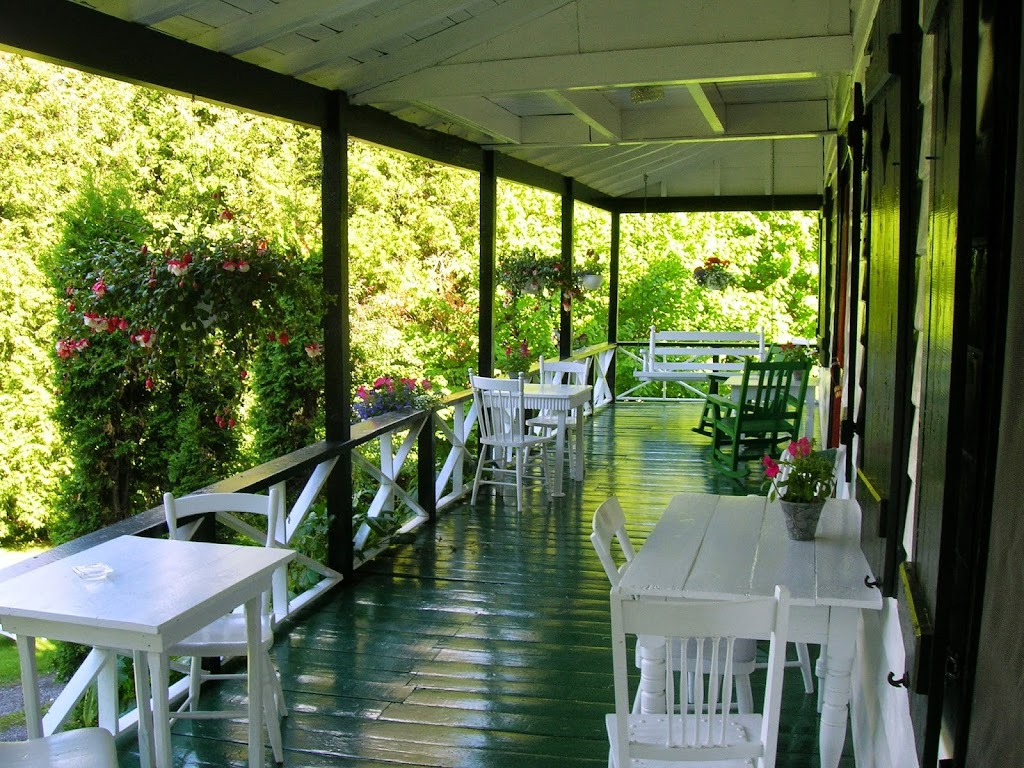 Auberge la Châtelaine | 830 Chem. des Falaises, La Malbaie, QC G5A 2V7, Canada | Phone: (418) 665-4064