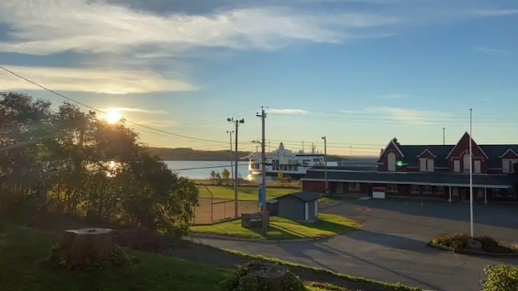 Seabank House Bed and Breakfast | Box 413, 68 Front St, Pictou, NS B0K 1H0, Canada | Phone: (902) 485-4775