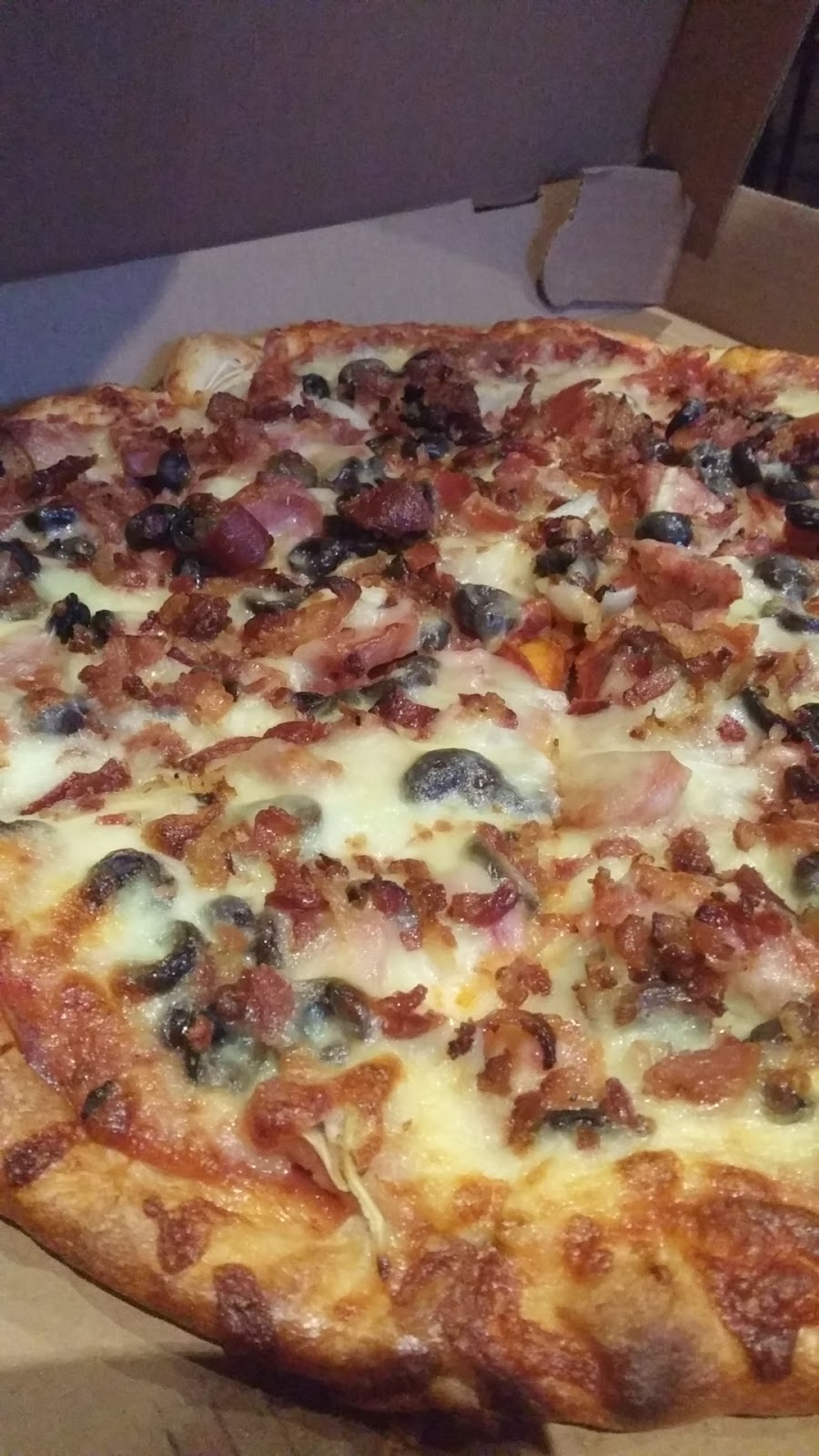 Lorenzos Pizzeria Restaurant | 2201 Arch St, Ottawa, ON K1G 2H5, Canada | Phone: (613) 737-3737