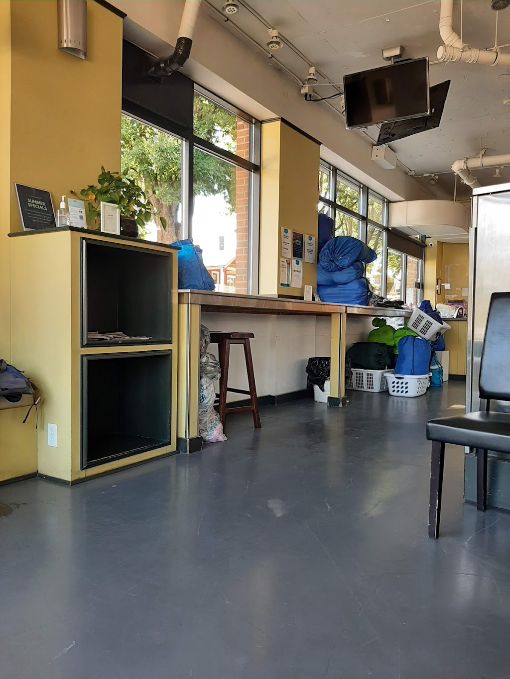 Oaksville Laundromat | 3099 Oak St, Vancouver, BC V6H 2K8, Canada | Phone: (604) 734-9274