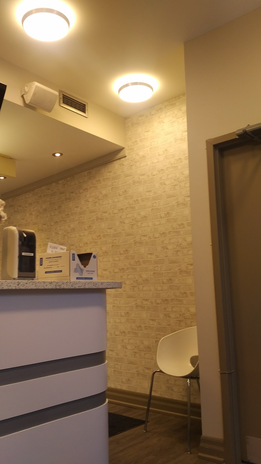 United Smiles of Kensington | 297 Augusta Ave, Toronto, ON M5T 2M2, Canada | Phone: (416) 944-2178