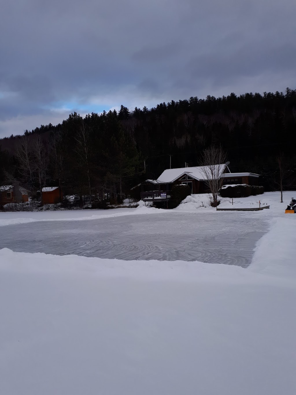 lacforestlodge | 3529 Chemin Brassard, Saint-Zénon, QC J0K 3N0, Canada | Phone: (450) 884-0474