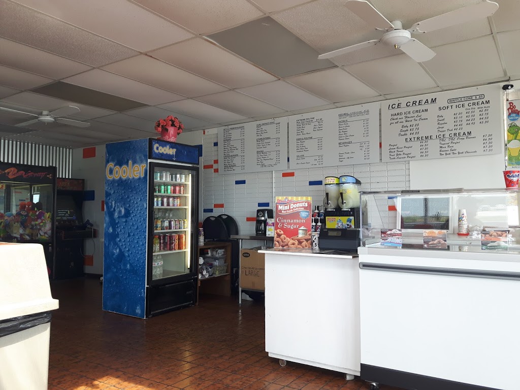 DEs Family Grill and Dairy Hut | 159 Minnewawa St, Lac du Bonnet, MB R0E 1A0, Canada | Phone: (204) 345-1943