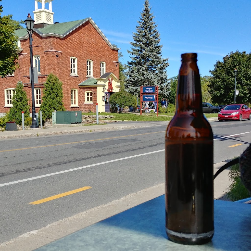 Bar Mon Repos | 1860 Av. Bourgogne, Chambly, QC J3L 1Z3, Canada | Phone: (450) 658-2262