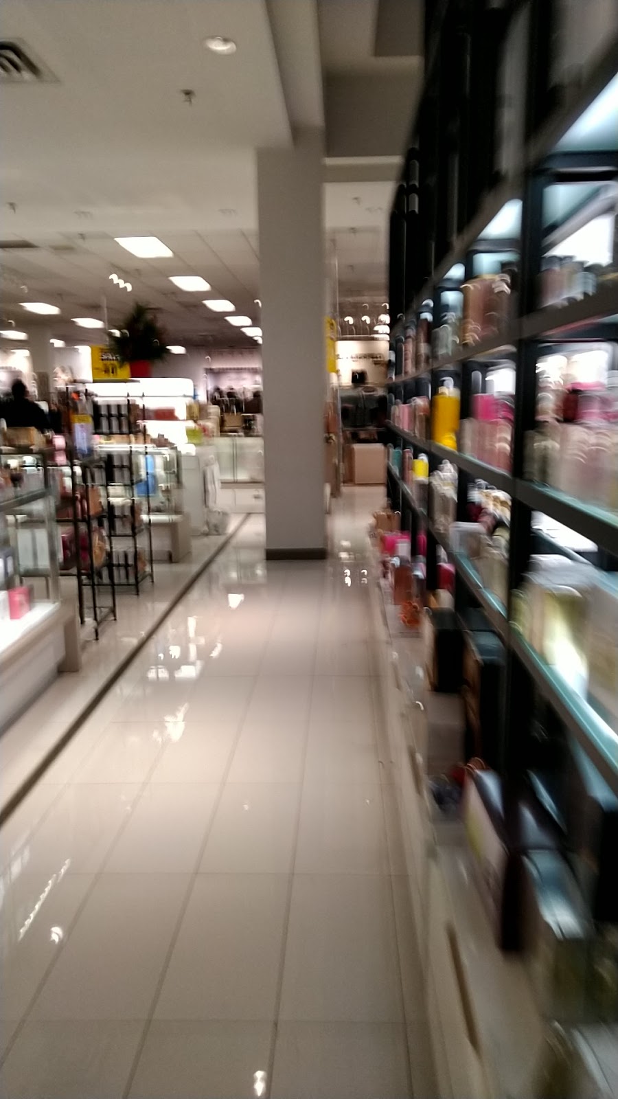 Hudsons Bay | 17600 Yonge St, Newmarket, ON L3Y 4Z1, Canada | Phone: (905) 853-0986