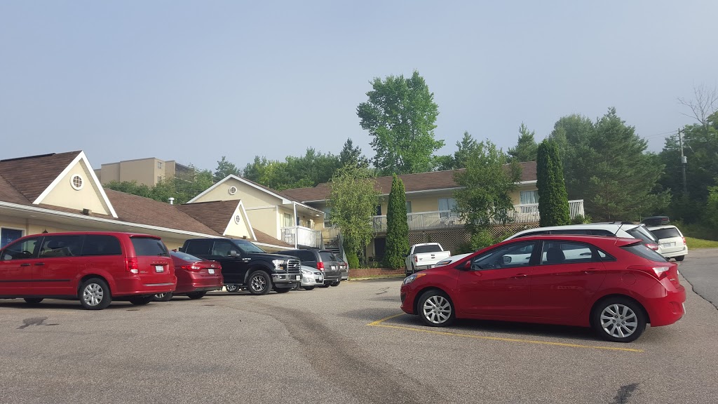 Rainbow Inn | 32 King William St, Huntsville, ON P1H 1G0, Canada | Phone: (705) 789-5514