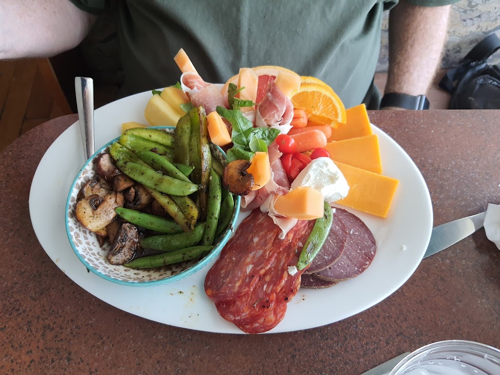 Eugenias Kitchen at the Shallamar | 1328 Portage Rd, Kirkfield, ON K0M 2B0, Canada | Phone: (705) 438-1164
