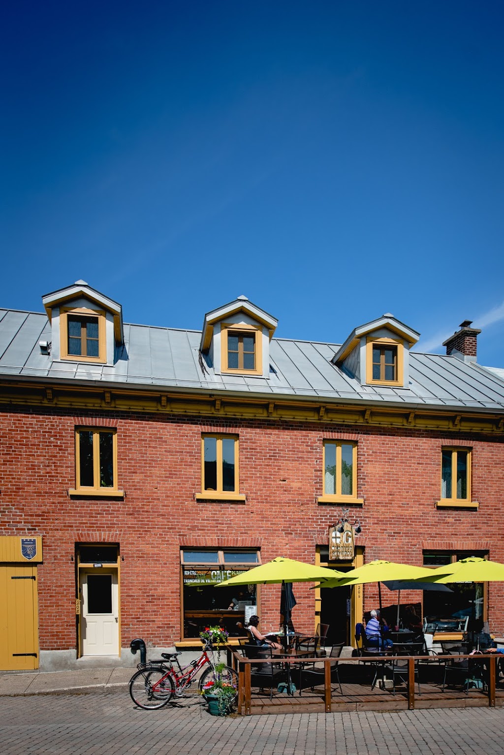 L Auberge du QG | 208 Rue Sainte-Marie, La Prairie, QC J5R 1G2, Canada | Phone: (514) 415-8023