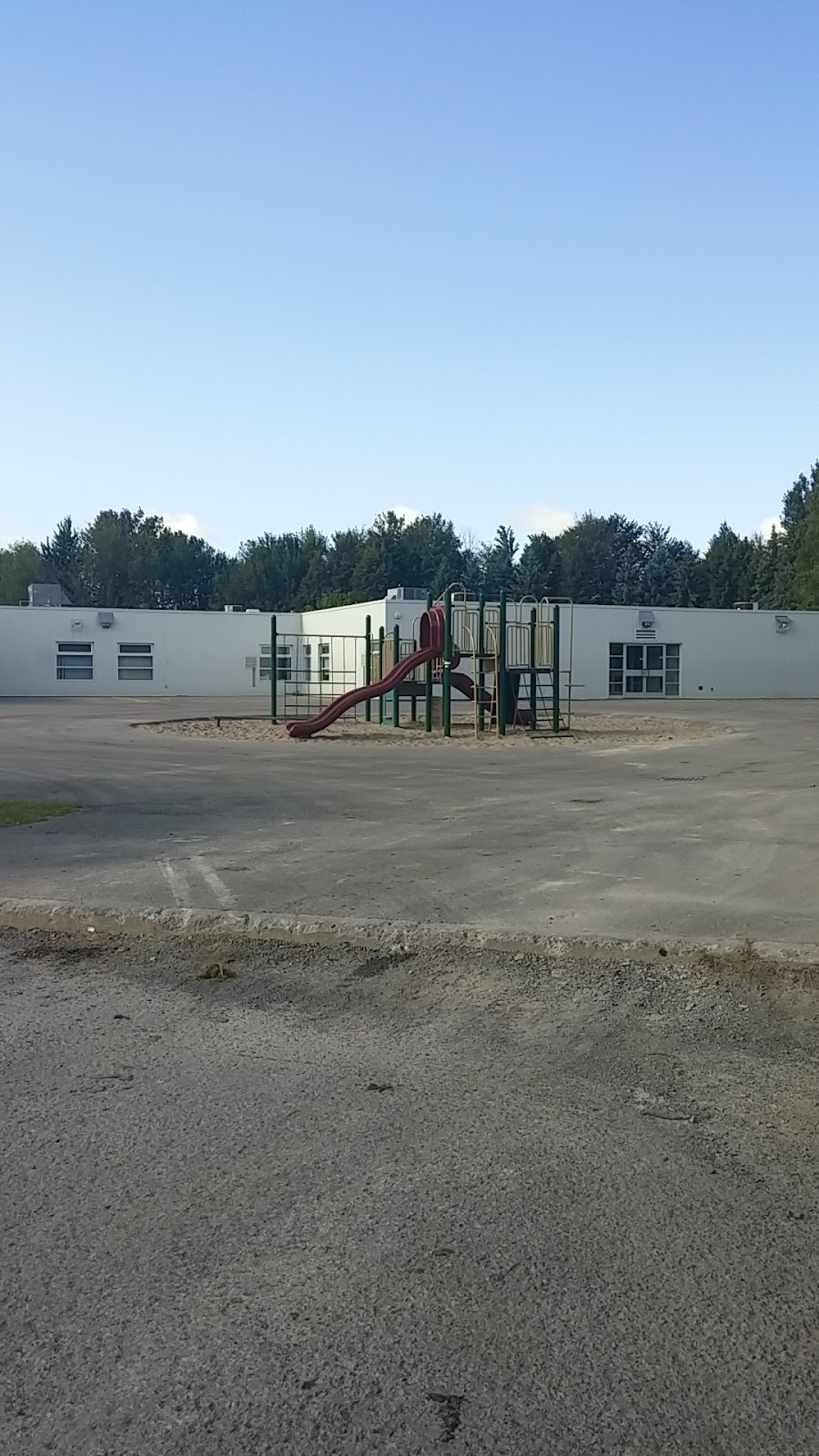 Forest Valley Elementary School | 1570 Forest Valley Dr, Orléans, ON K1C 6X7, Canada | Phone: (613) 824-0733