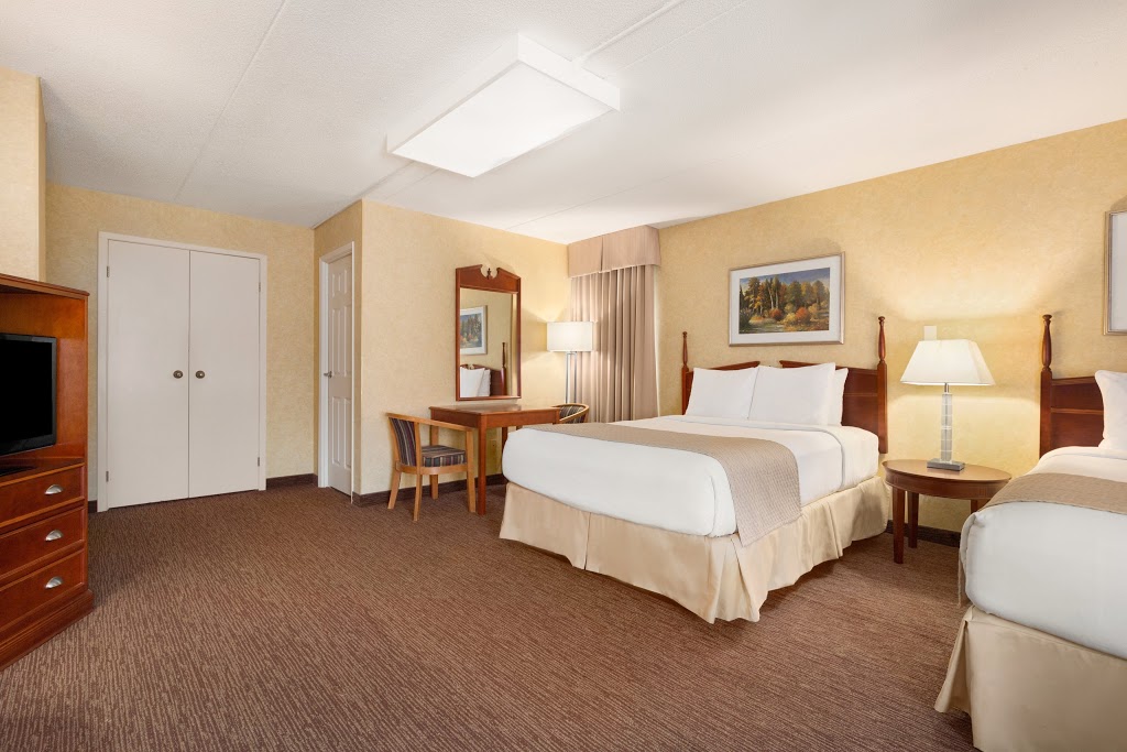 Days Inn by Wyndham Toronto West Mississauga | 4635 Tomken Rd, Mississauga, ON L4W 1J9, Canada | Phone: (905) 238-5480