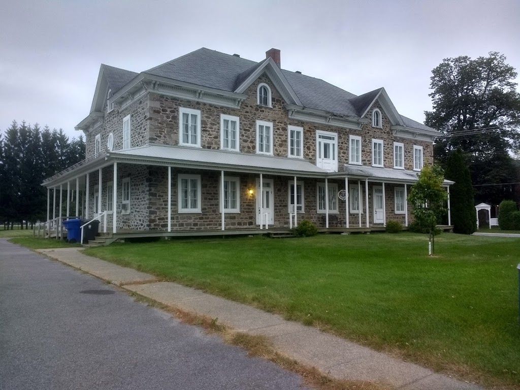 Hotel Manoir Becancourt | 3255 Avenue Nicolas Perrot, Bécancour, QC G9H 3C2, Canada | Phone: (819) 294-9068