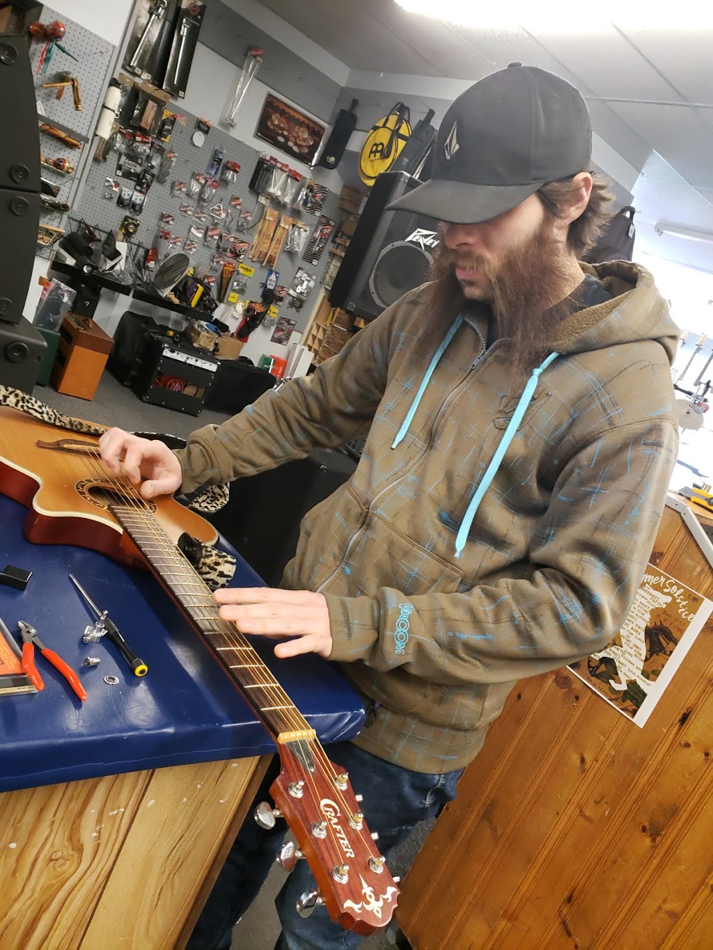 Van Halteren Music Centre | 8 Wellington St, Lindsay, ON K9V 3N1, Canada | Phone: (705) 324-2111