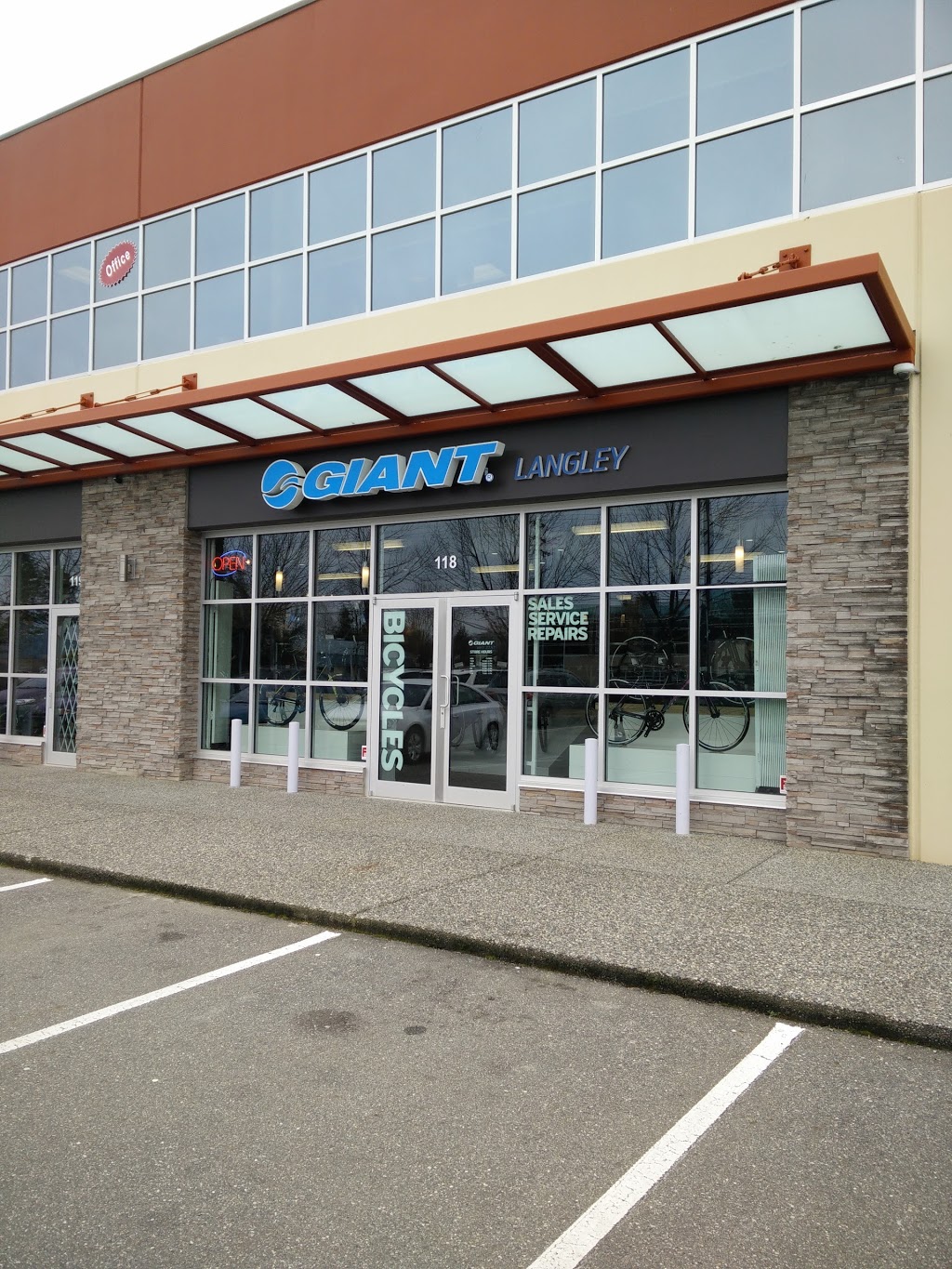 Giant Langley | 20353 64 Ave, Langley City, BC V2Y 1N5, Canada | Phone: (604) 534-3993