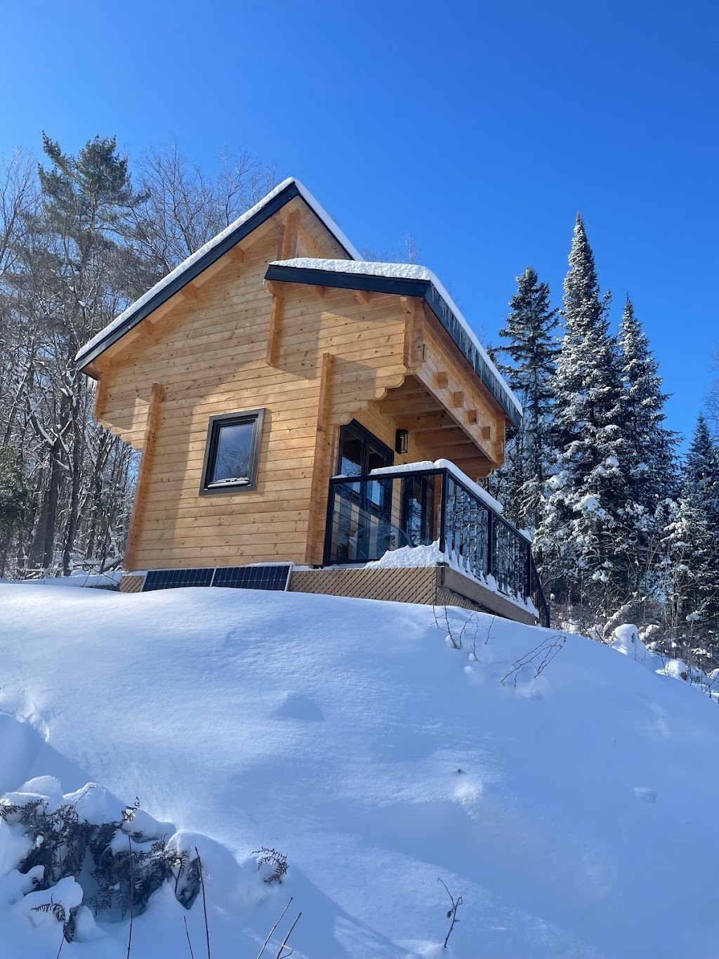 Creekside Getaway | 374 Stirling Falls Rd, Burks Falls, ON P0A 1C0, Canada | Phone: (416) 892-5241