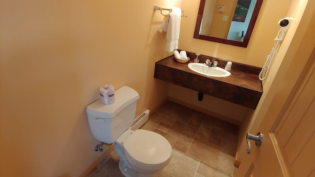 Motel la Maison de Travers | 538 QC-138, Baie-Sainte-Catherine, QC G0T 1A0, Canada | Phone: (418) 237-4117