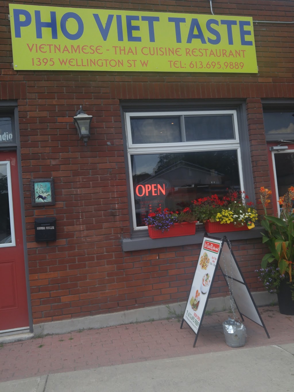 Pho Viet Taste Restaurant | 1395 Wellington St. W, Ottawa, ON K1Y 2X1, Canada | Phone: (613) 695-9889