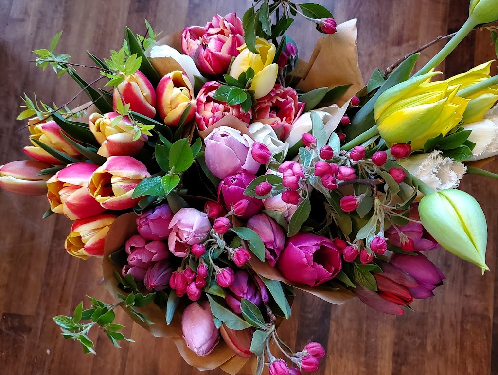 Flowers on King | 102 King St, Woodville, ON K0M 2T0, Canada | Phone: (905) 626-7928