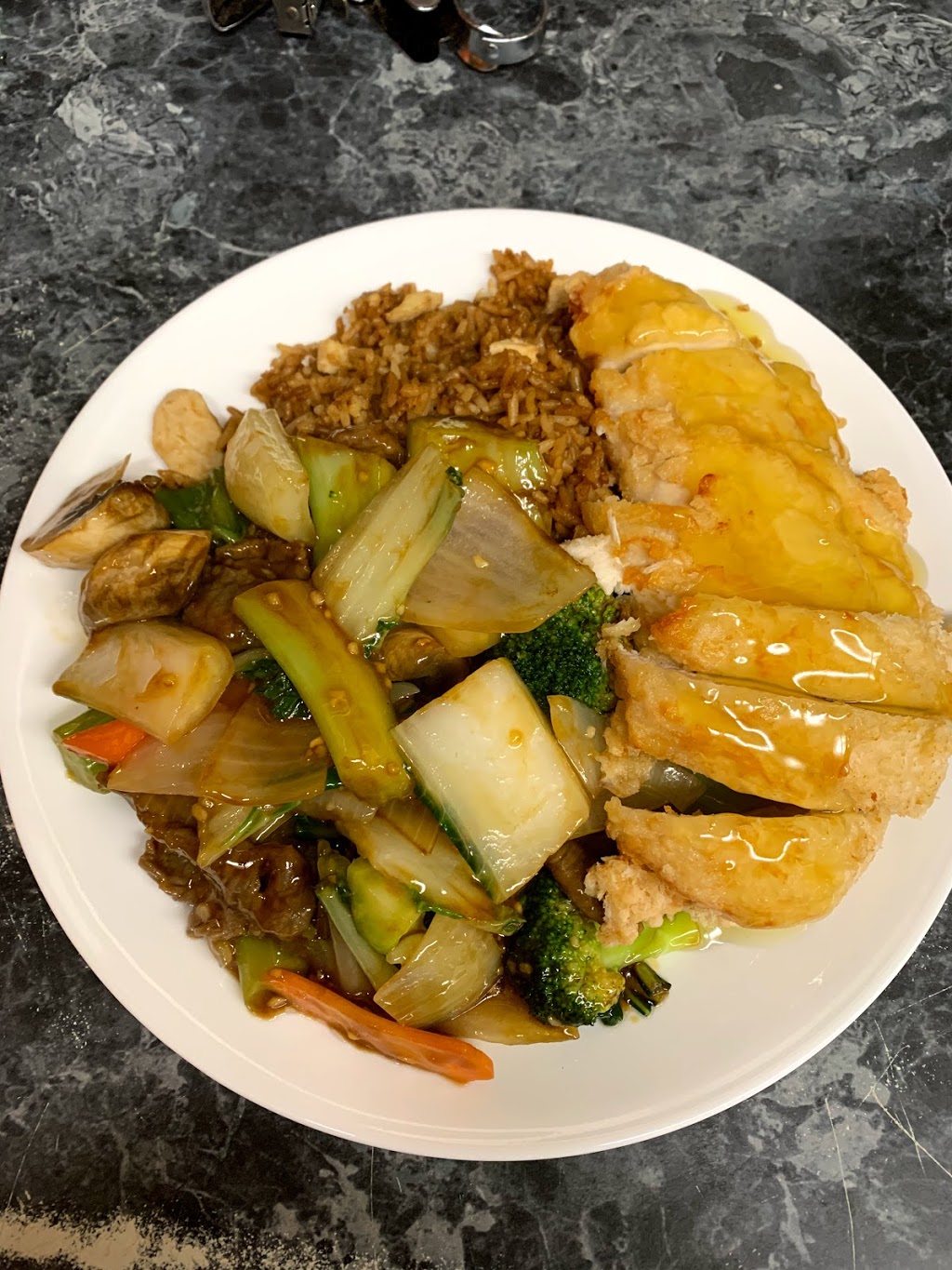 Gar Won Chinese Restaurant | 5709 Tecumseh Rd E, Windsor, ON N8T 1E1, Canada | Phone: (519) 945-6888