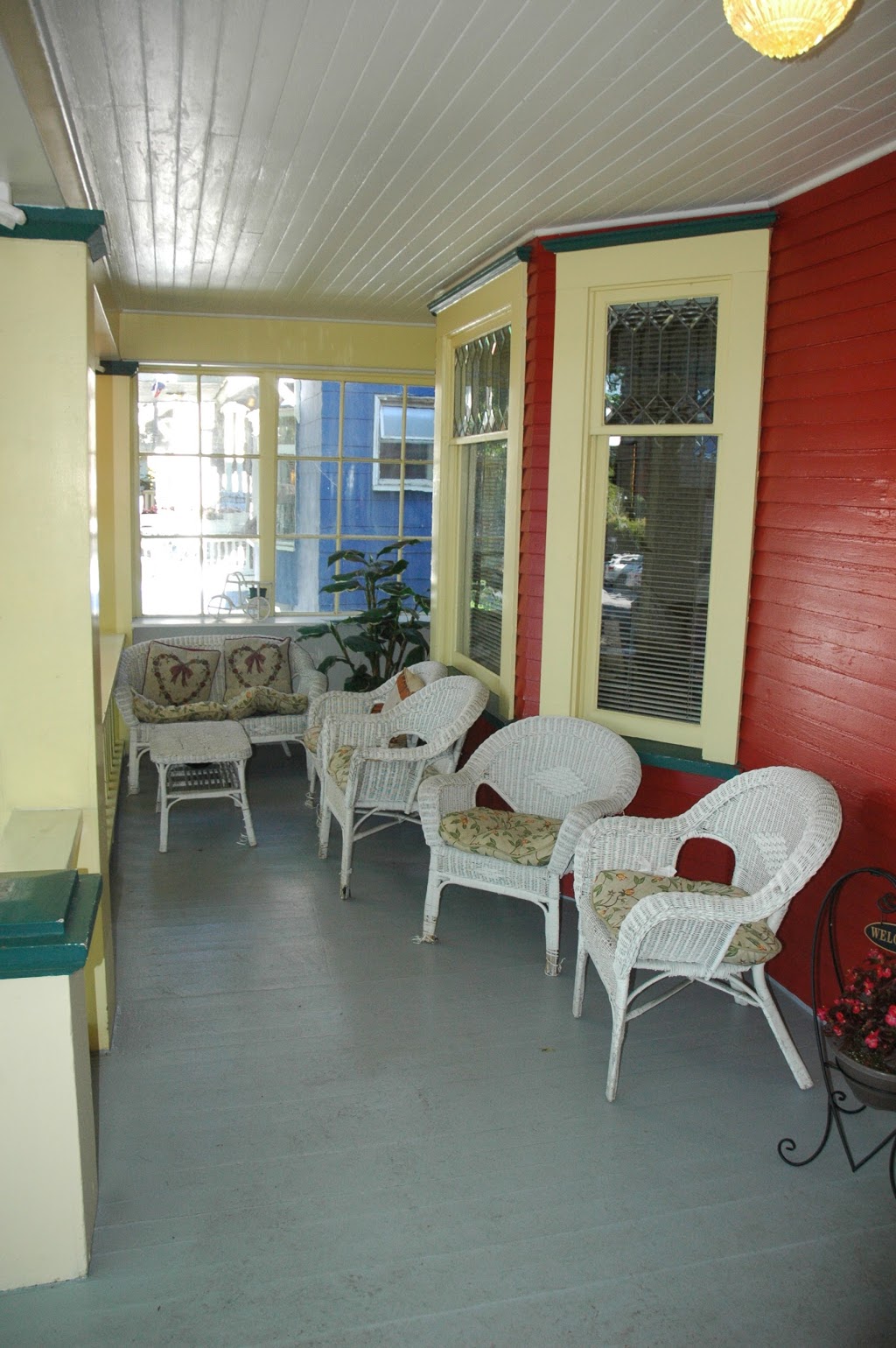 Douglas Guest House | 456 W 13th Ave, Vancouver, BC V5Z 2V8, Canada | Phone: (604) 872-3060