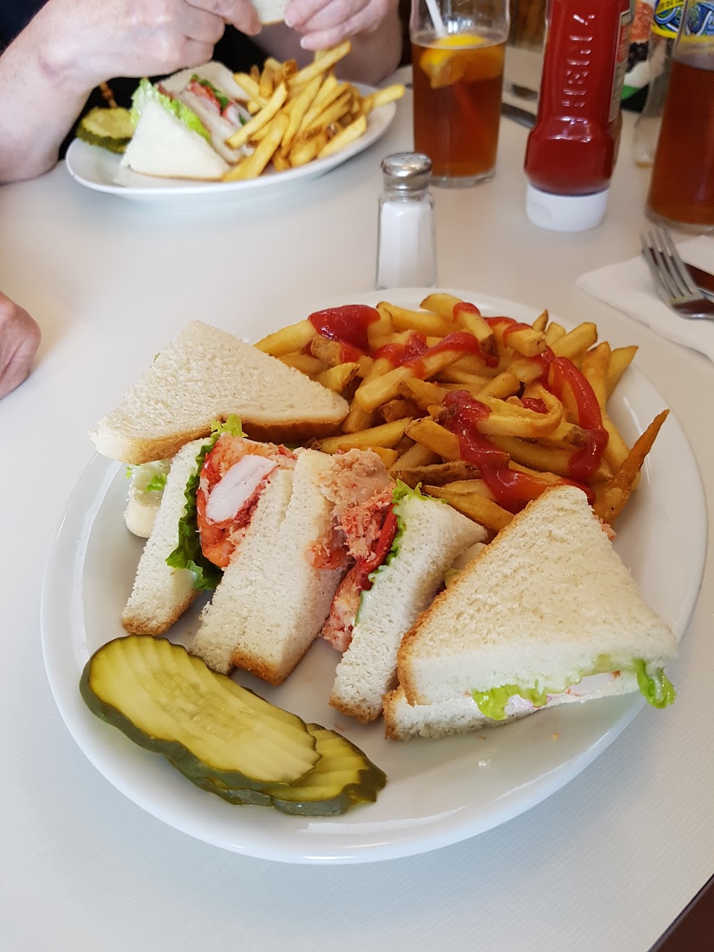 Esquire Restaurant | 772 Bedford Hwy, Halifax, NS B0N 1B0, Canada | Phone: (902) 835-9033