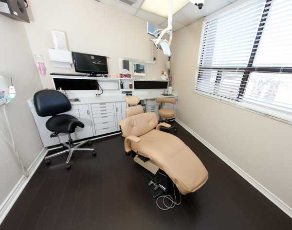 Erindale Village Dental | 3173 Erindale Station Rd, Mississauga, ON L5C 1Y5, Canada | Phone: (905) 270-4444