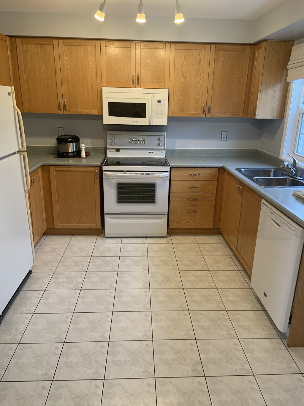 Queen Bs cleaning services | 960 Glen St #72, Oshawa, ON L1J 6E8, Canada | Phone: (289) 404-6777