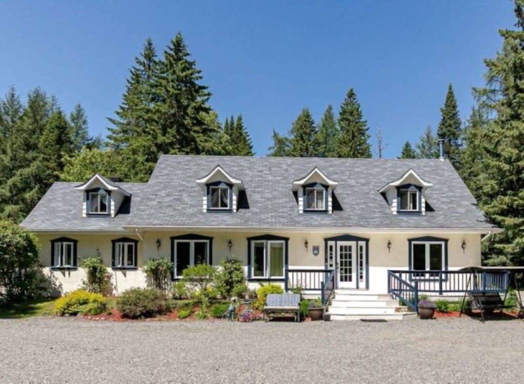 Gite La Trembling | 1315 Montée Kavanagh, Mont-Tremblant, QC J8E 2P3, Canada | Phone: (819) 425-5959