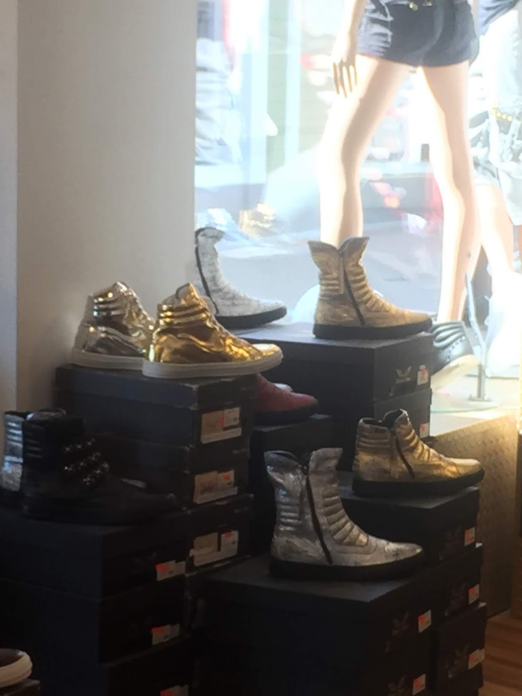 Robins Jean Store Vancouver CA | 7899 Templeton Station Rd, Richmond, BC V7B 0B7, Canada | Phone: (604) 276-1700