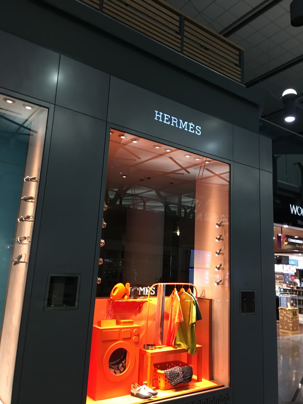 Hermès | Vancouver International Airport (YVR) Domestic and International Terminals, 3211 Grant McConachie Way, Richmond, BC V7C 4N3, Canada | Phone: (604) 273-1708