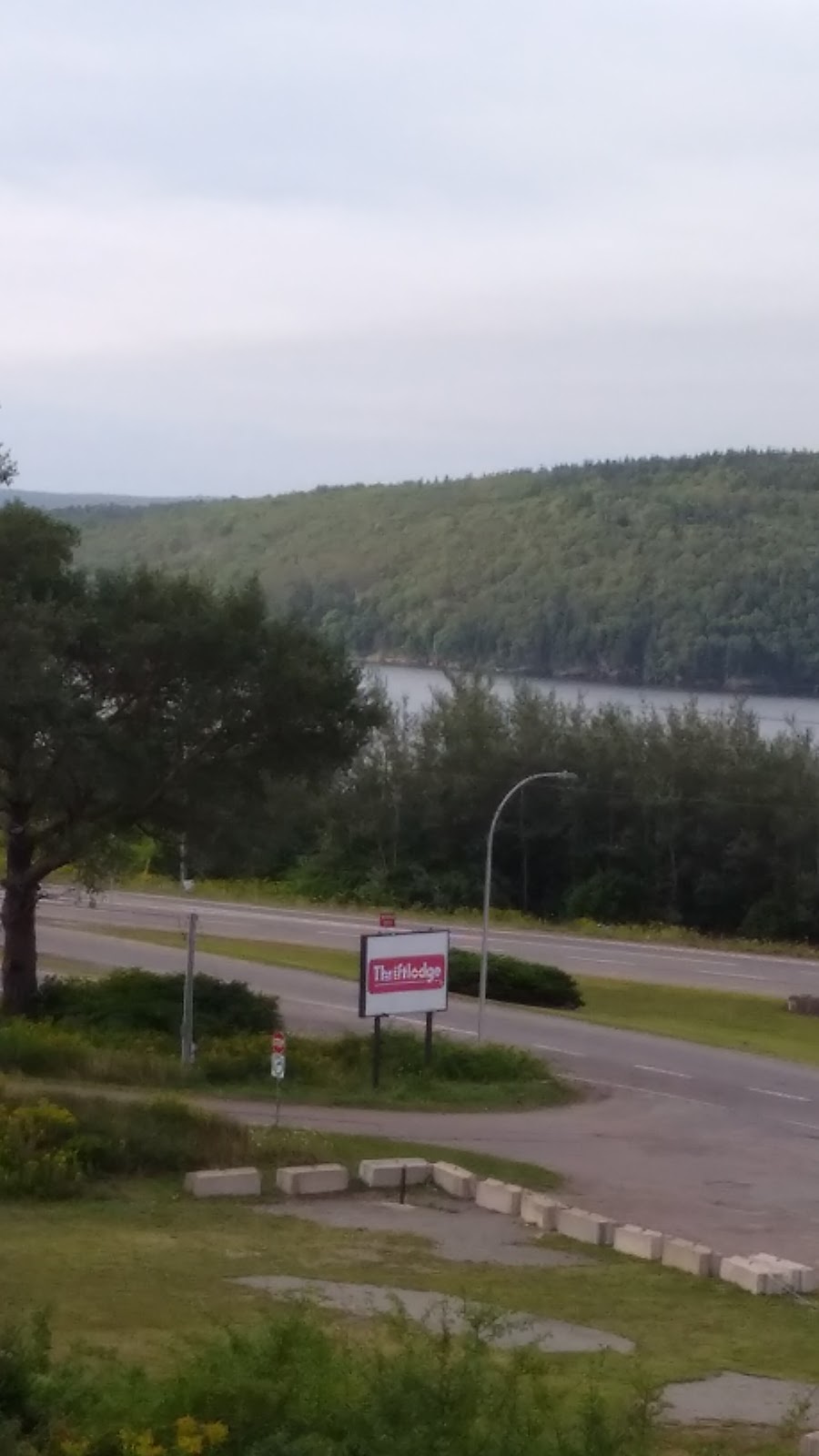 Cape Breton Causeway Inn | 21 Old Victoria Rd, Port Hastings, NS B9A 1L2, Canada | Phone: (902) 625-0460