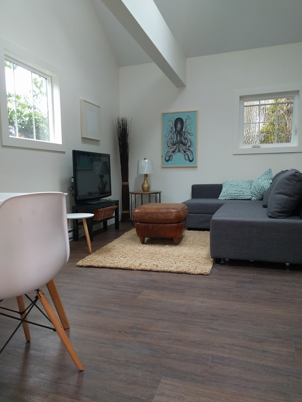 Oakleigh Carriage House | 4103 Scoones Pl, Victoria, BC V8X 4R4, Canada | Phone: (250) 888-1523