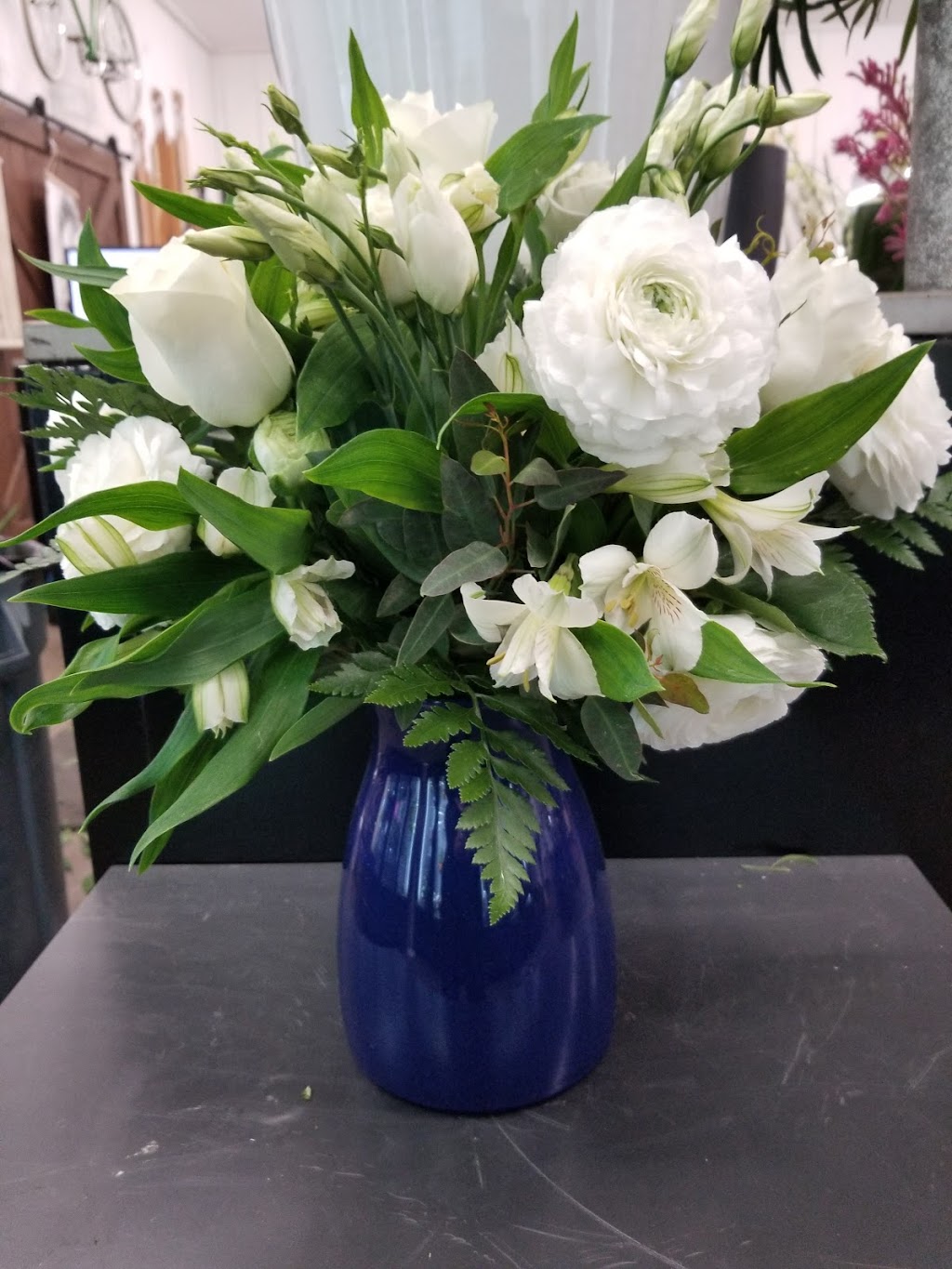Floral Design By Nicole | 2 Castlewood Blvd Unit 6, Dundas, ON L9H 7M8, Canada | Phone: (905) 627-3337