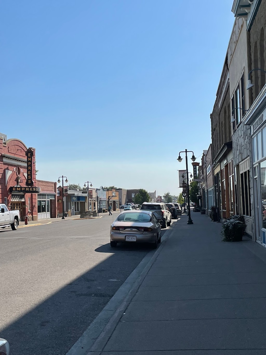 Queens Hotel | 207 24 St, Fort Macleod, AB T0L 0Z0, Canada | Phone: (403) 553-4343