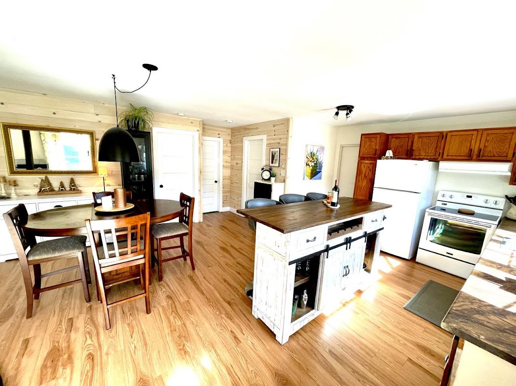 Chalet Le Sizerin | 1120 Chem. du Lac Ste Rose N, Mandeville, QC J0K 1L0, Canada | Phone: (514) 953-7927