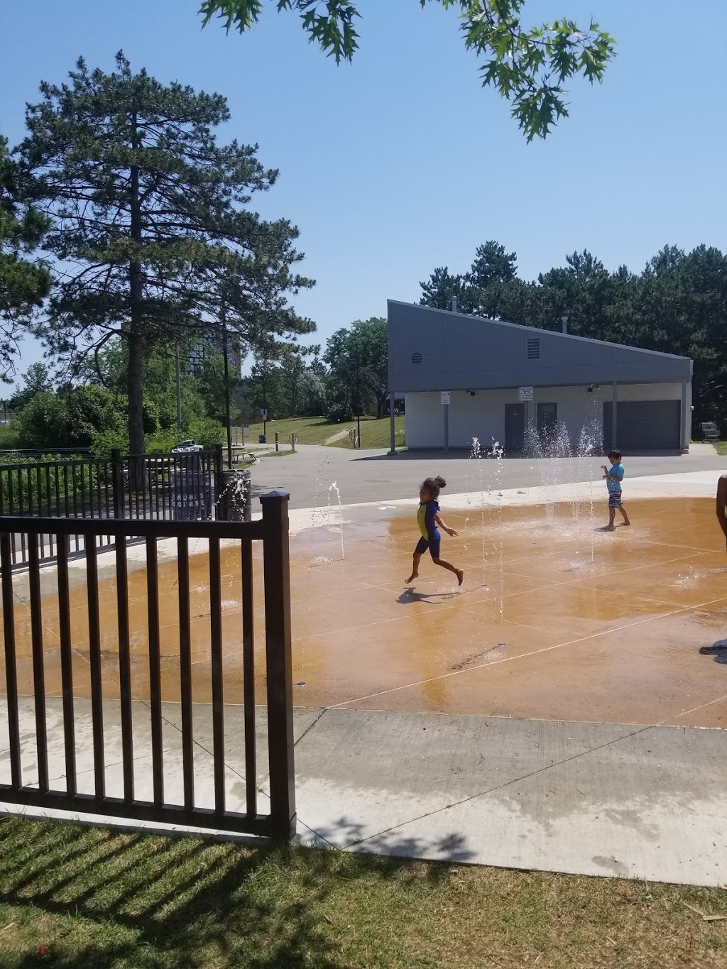 Lake Aquitaine Park Splash Pad | 2750 Aquitaine Ave, Mississauga, ON L5N 3K5, Canada | Phone: (905) 615-4100