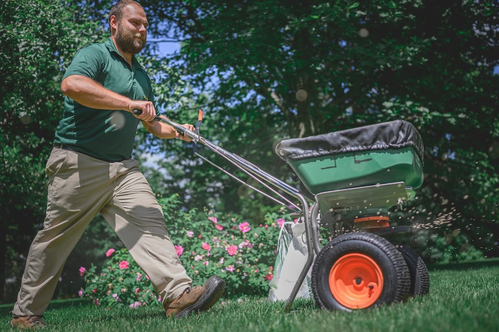 Weed Man Lawn Care | 1826 Rue Laurier, Sainte-Catherine, QC J5C 1B8, Canada | Phone: (514) 337-1222