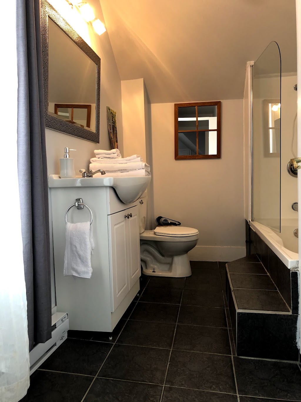 Couette et Café Pont Rouge | 83 Rue Saint-Marc, Coaticook, QC J1A 2M2, Canada | Phone: (819) 580-0422