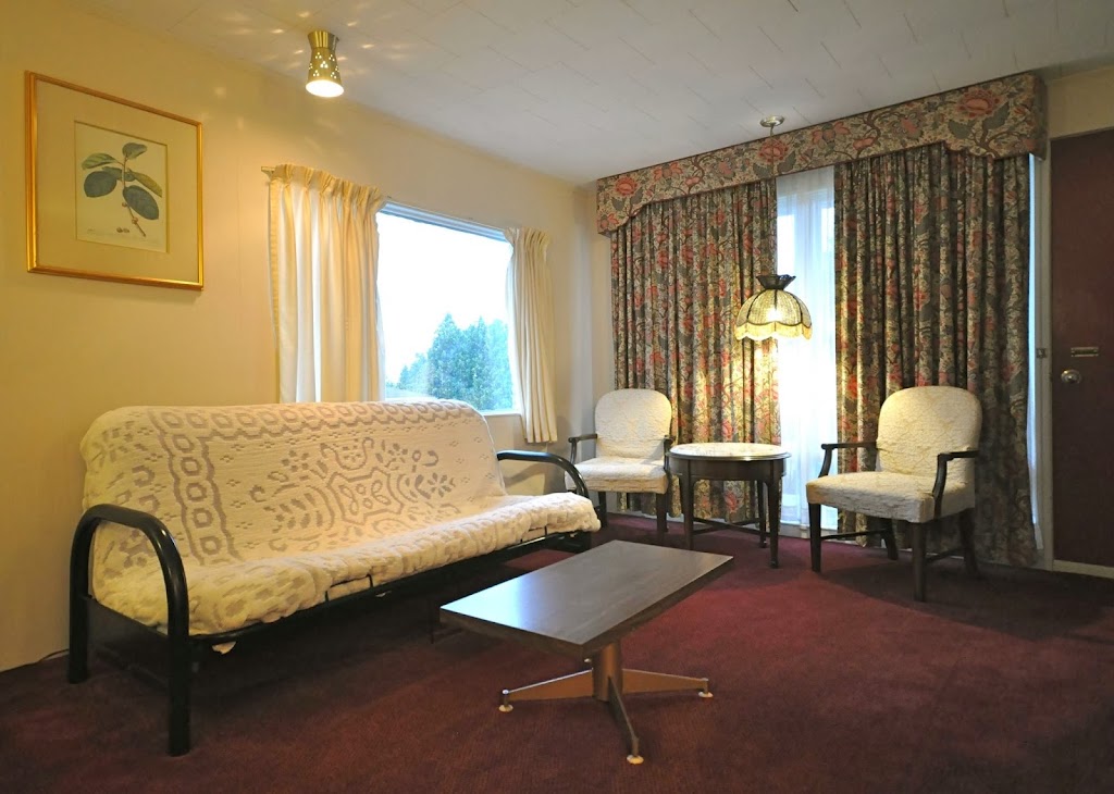 Sauble Lodge Motor Inn | 213 2nd Ave N, Sauble Beach, ON N0H 2G0, Canada | Phone: (519) 422-1040