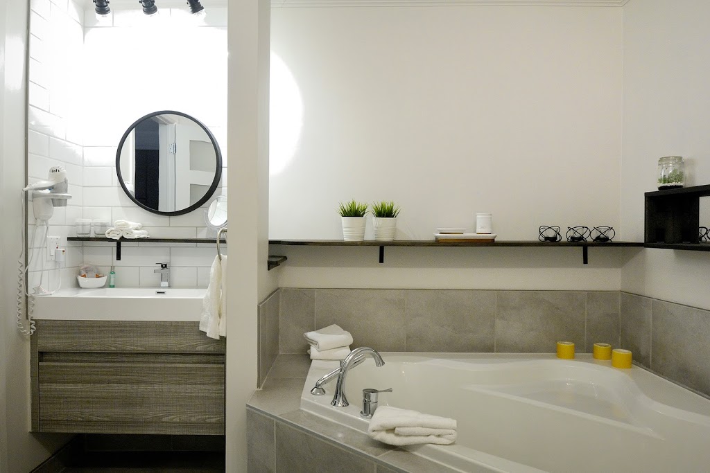 Hôtel Centre-Ville | 3 Boulevard Taché E, Montmagny, QC G5V 1B6, Canada | Phone: (418) 248-3623